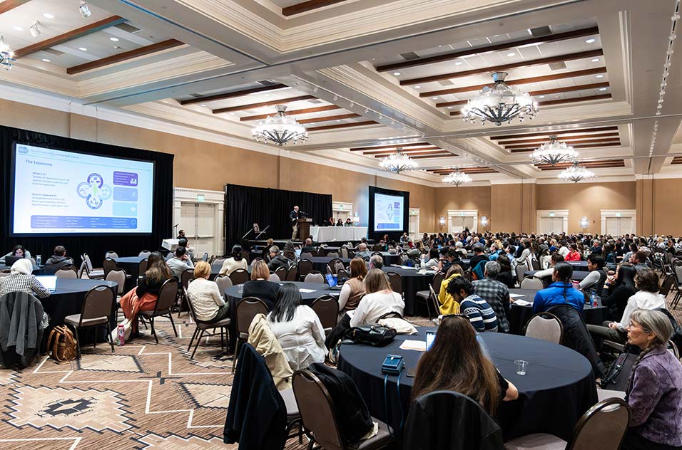 580 participants sitting in a large auditorium