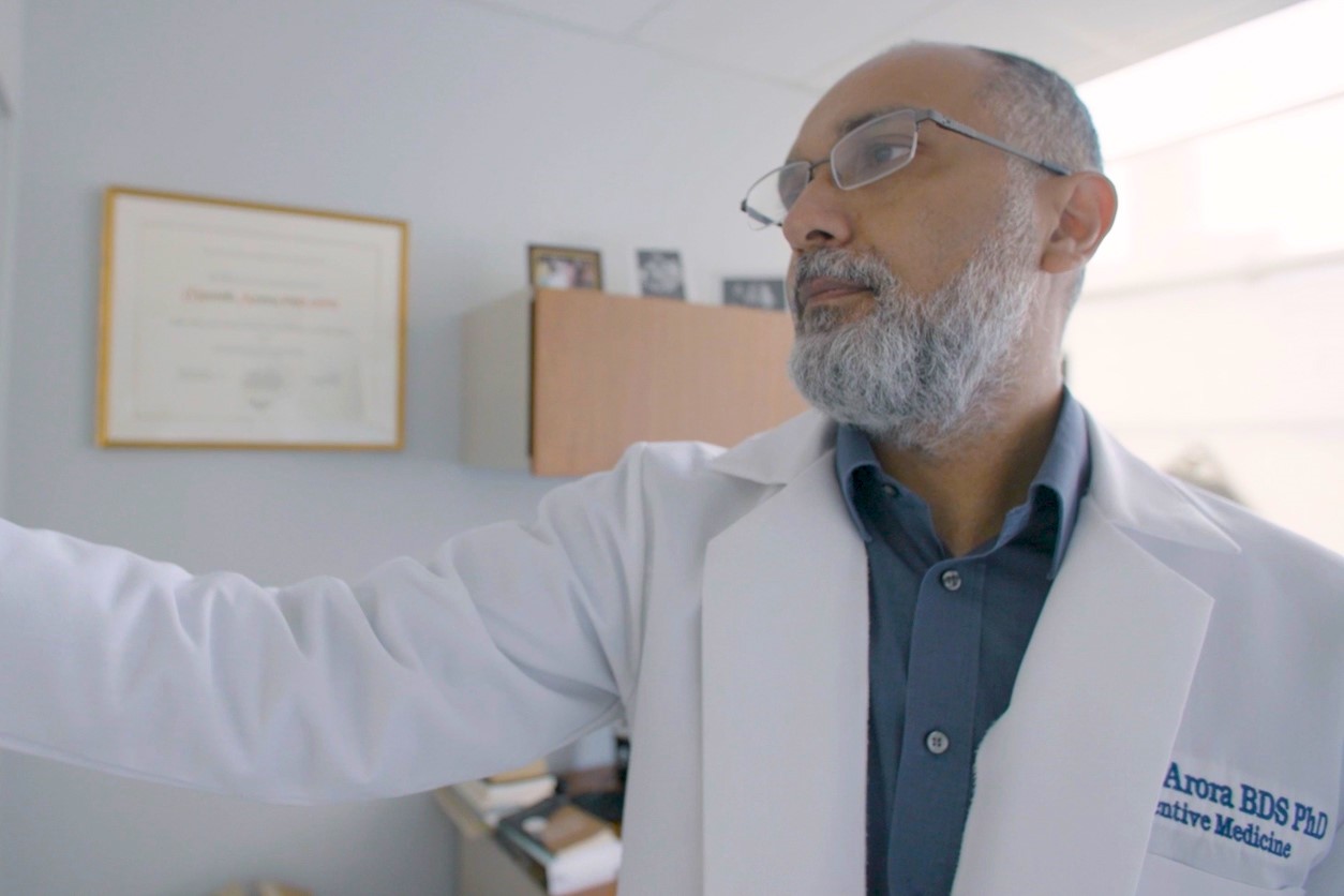 Manish Arora, Ph.D. in the lab