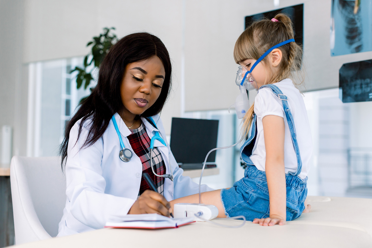 female doctor with child wearing an oxygen mask