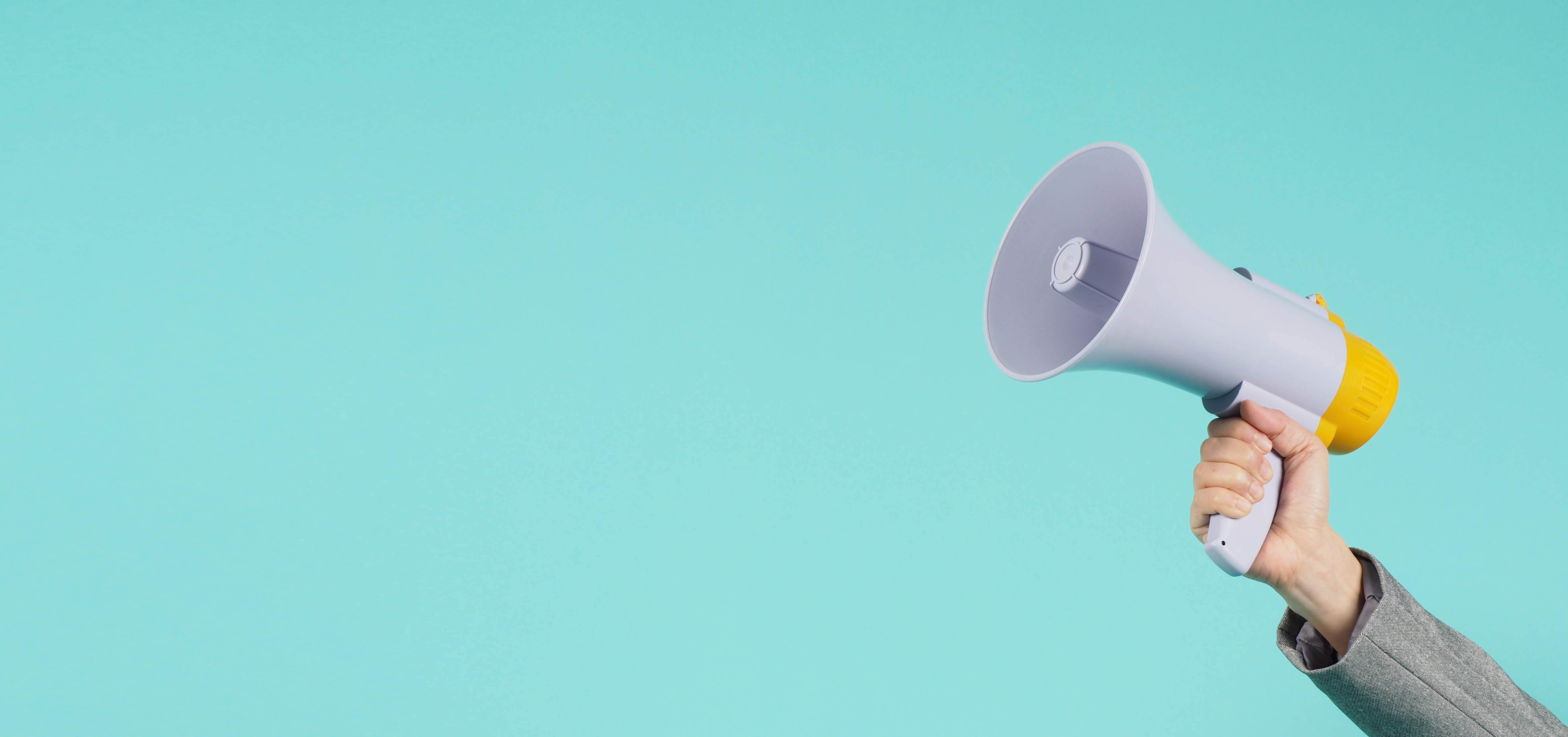 Mand holding a megaphone