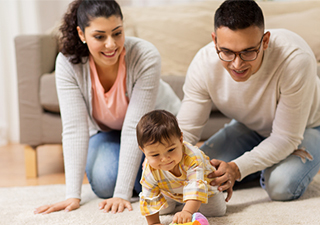 familia feliz adentro