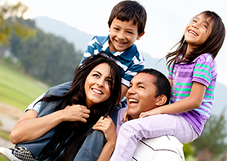 familia feliz afuera