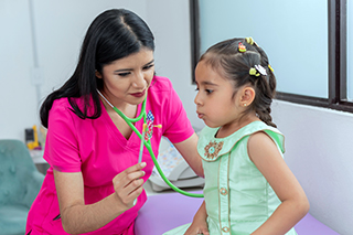 Doctora con niña