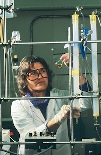 Karen Wetterhahn working in the lab.