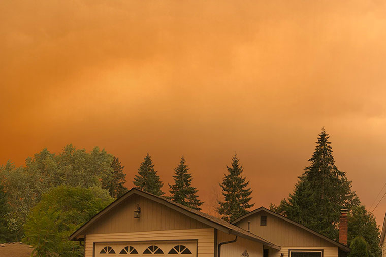 smoke over Orgeon neighborhood